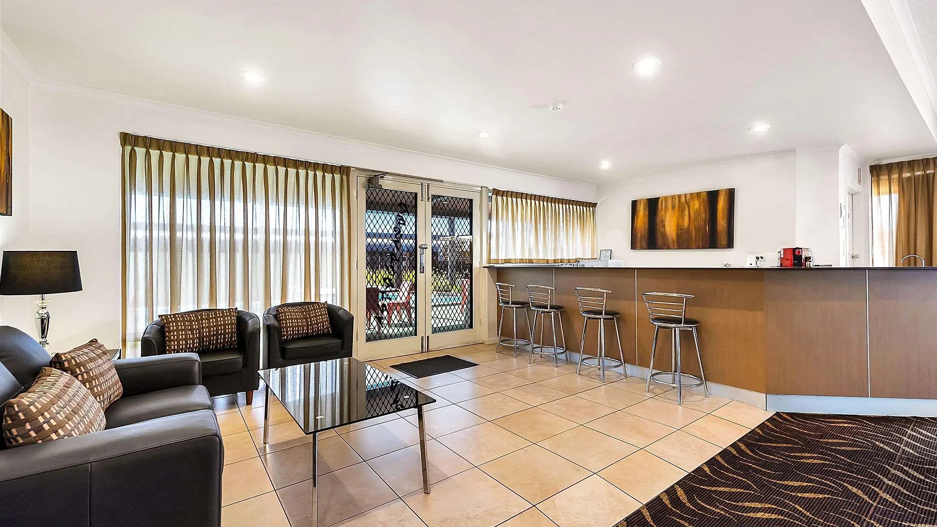 Comfort Inn & Suites Manhattan Adelaida Hotel