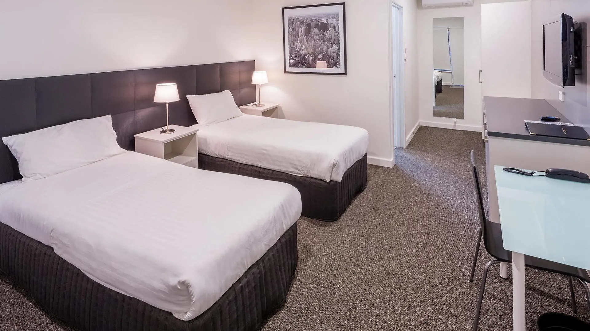 Comfort Inn & Suites Manhattan Adelaide Hotel